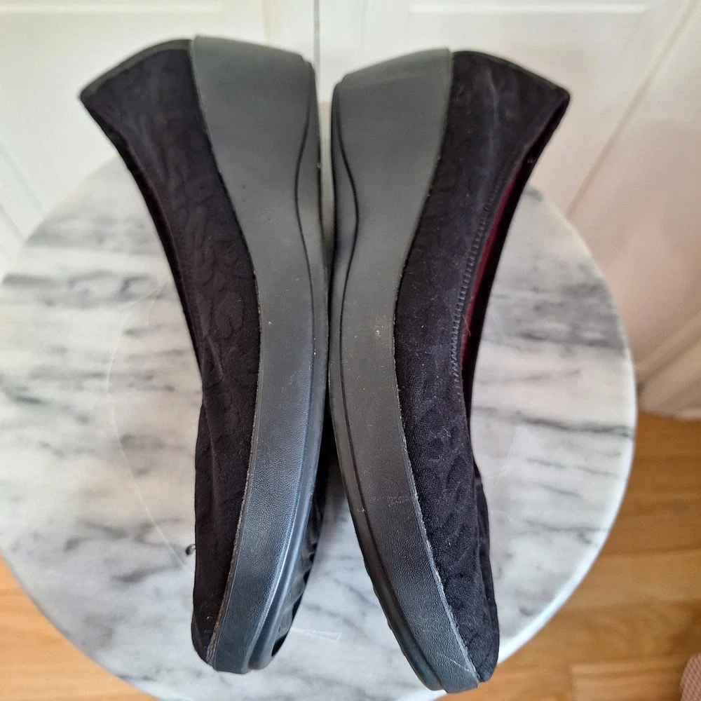 Crocs Lina Wedge Black Embossed Floral Dual Comfort Pumps Shoes Women